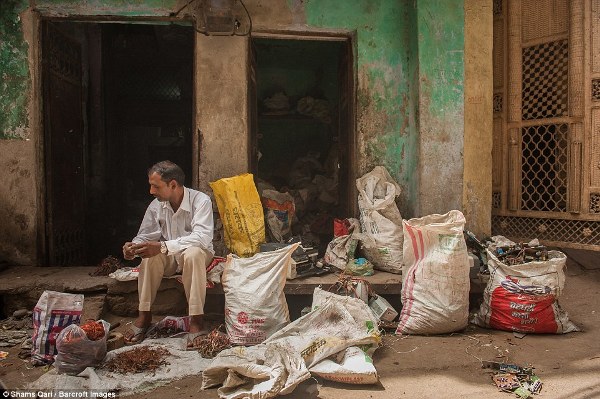 Cuộc sống mưu sinh trên bãi rác thải điện tử khổng lồ ở Ấn Độ - Ảnh 7.