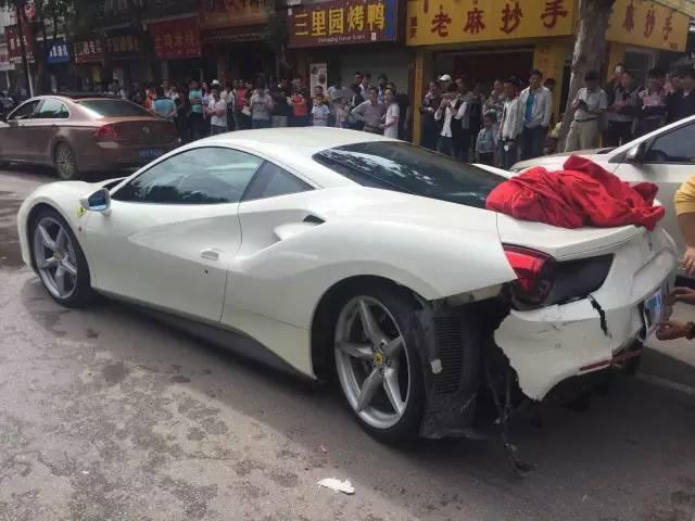 Siêu xe Ferrari tự lao đầu vào dải phân cách vì lý do khó ngờ - Ảnh 4.