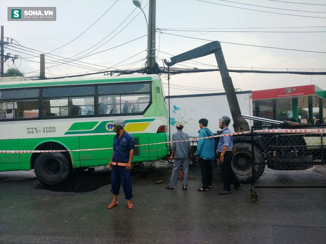 Xe bus bị “hố tử thần” nuốt trên đường phố Sài Gòn - Ảnh 2.