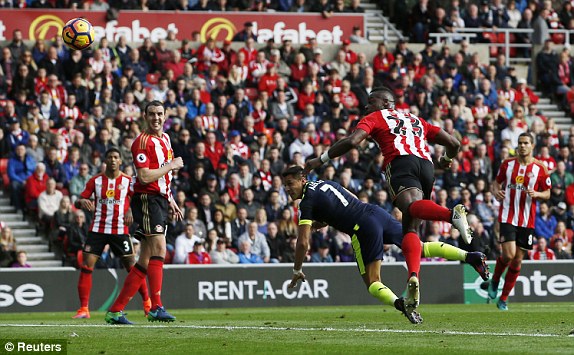 Giroud - Sanchez thần thánh kéo Arsenal rực sáng trên vũng lầy Sunderland - Ảnh 4.