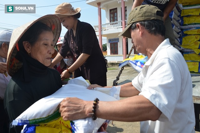 Báo Trí Thức Trẻ trao quà hỗ trợ người dân vùng lũ Quảng Bình - Ảnh 8.