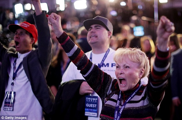 [CHÙM ẢNH] Người ủng hộ Clinton tuyệt vọng nức nở, fan Trump reo hò ăn mừng chiến thắng - Ảnh 8.