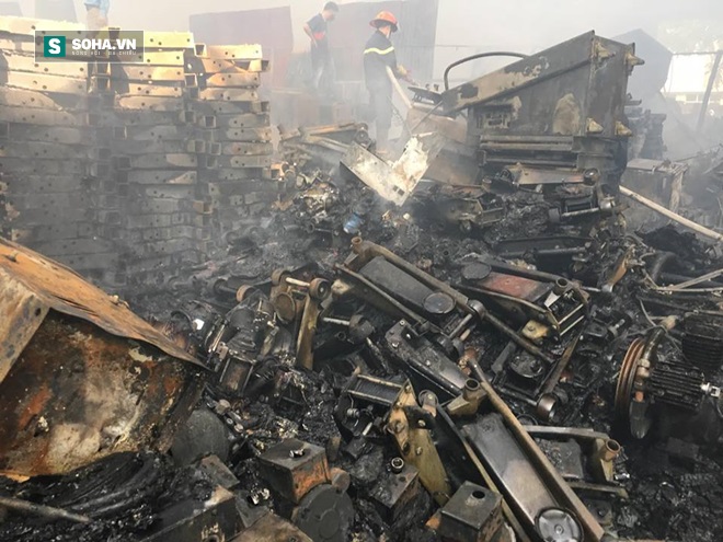 Cảnh tan hoang, đổ nát sau vụ cháy lớn ở khu công nghiệp Ngọc Hồi - Ảnh 10.