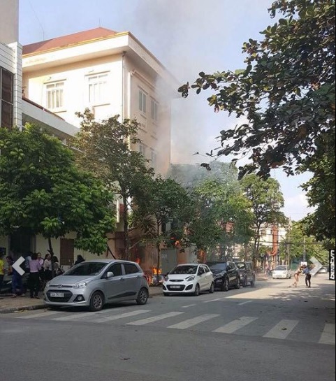 Bốt điện nổ như bom ở Hà Nội, 2 người trọng thương - Ảnh 3.