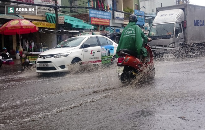 TP.HCM: Người dân Nhà Bè tận hưởng mưa vàng giải nhiệt - Ảnh 9.