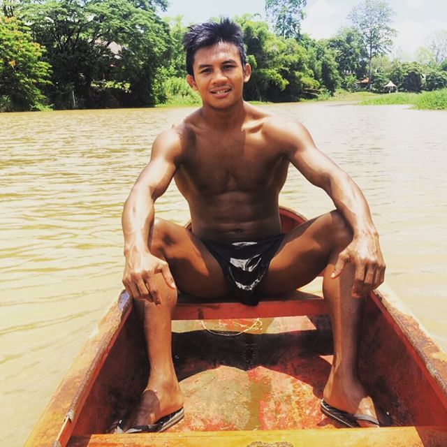 Thánh Muay Thái đi mò tôm, bắt cá, sống như Tarzan tại VN - Ảnh 5.