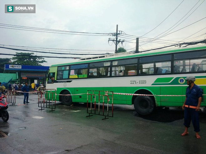 Xe bus bị “hố tử thần” nuốt trên đường phố Sài Gòn - Ảnh 3.