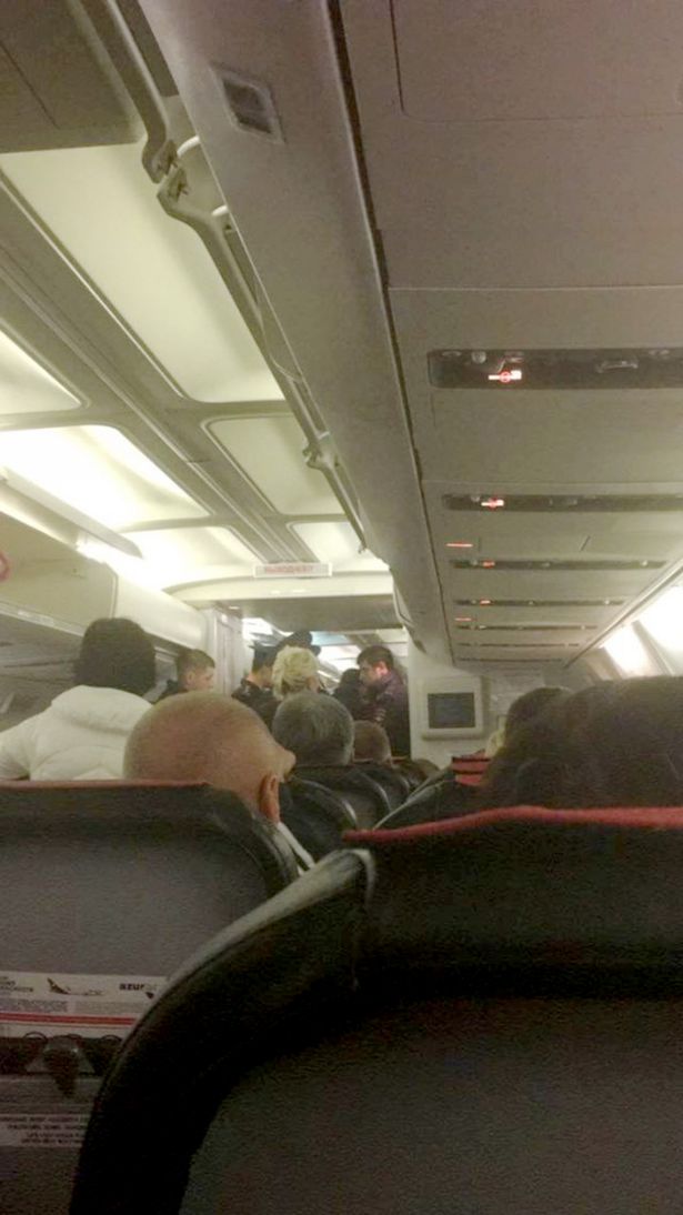 Hành khách trên máy bay buộc phải ngồi cạnh xác chết suốt 3 giờ - Ảnh 2.