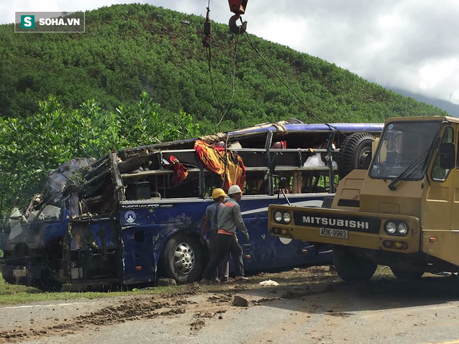 [CẬP NHẬT] Hiện trường trục vớt xe khách lật khiến 16 người thương vong ở Quảng Nam - Ảnh 11.