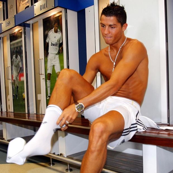 Dừng ngay thói mê tín, Ronaldo liền nổ tưng bừng - Ảnh 1.