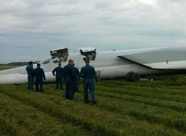 Máy bay ném bom Tu-22M3 bất ngờ trượt khỏi đường băng - Ảnh 5.