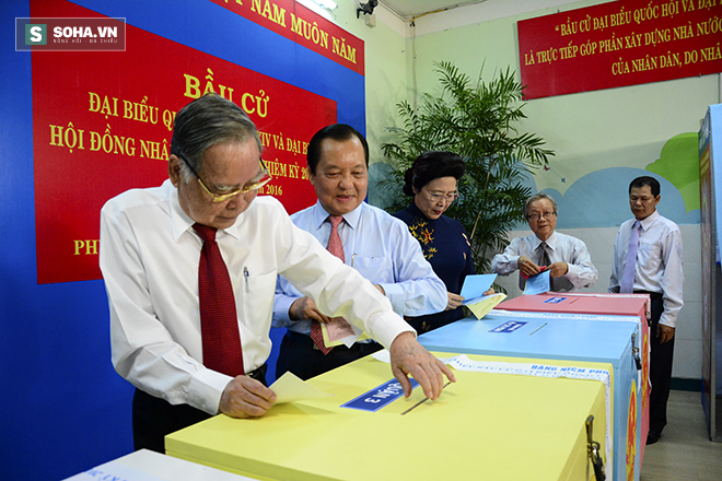 Nguyên Thủ tướng Nguyễn Tấn Dũng đi bộ đến điểm bầu cử ở TP.HCM - Ảnh 5.
