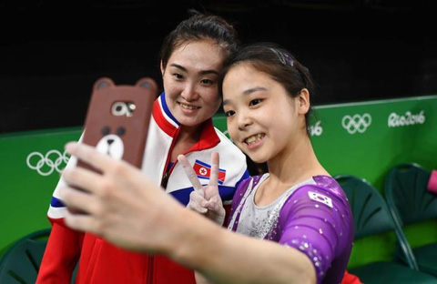 Khoảnh khắc VĐV Hàn Quốc và Triều Tiên rủ nhau selfie ở Olympic gây sốt - Ảnh 1.