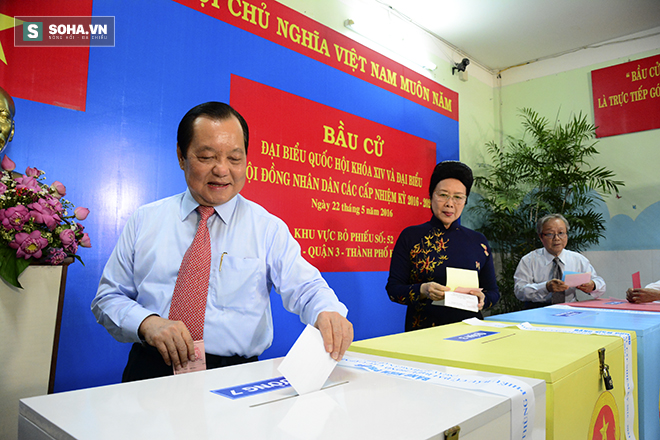 Nguyên Thủ tướng Nguyễn Tấn Dũng đi bộ đến điểm bầu cử ở TP.HCM - Ảnh 6.