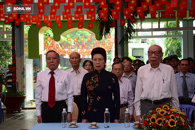 Nguyên Thủ tướng Nguyễn Tấn Dũng đi bộ đến điểm bầu cử ở TP.HCM - Ảnh 4.