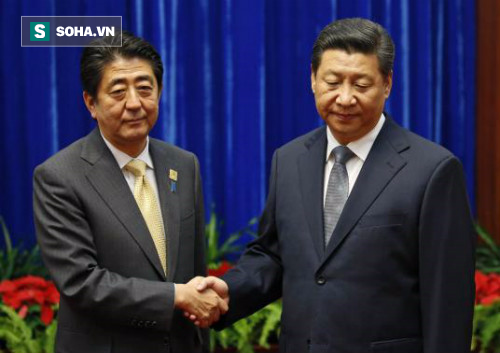 Shinzo Abe-Tập Cận Bình làm cả thế giới ngỡ ngàng với màn tay bắt mặt mừng ngoài dự kiến - Ảnh 1.