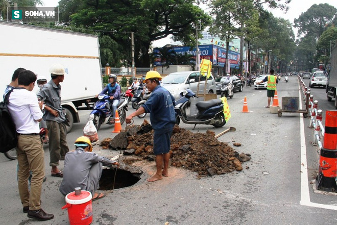 “Hố tử thần” sâu 2m xuất hiện trên đường phố Sài Gòn - Ảnh 2.