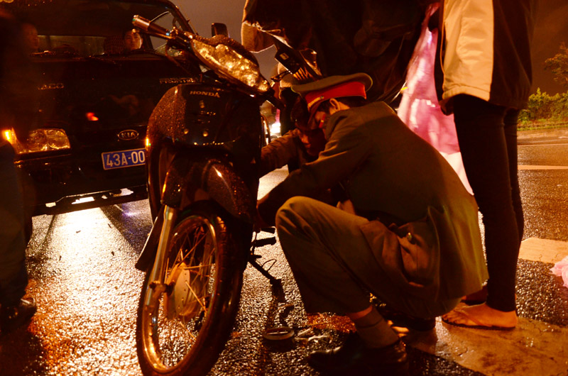 Công an Đà Nẵng sửa xe giúp người dân lúc nửa đêm