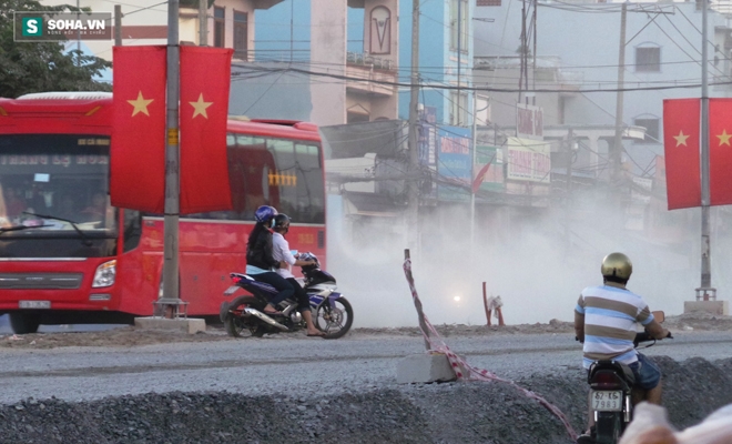 Người dân ngộp thở trong bão bụi tại cửa ngõ phía Tây Sài Gòn - Ảnh 1.