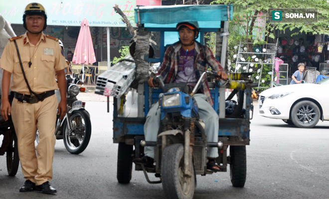 Người chạy xe ba gác chở cồng kềnh bật khóc khi bị CSGT thổi phạt - Ảnh 1.