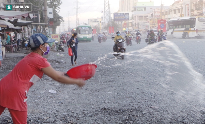 Người dân ngộp thở trong bão bụi tại cửa ngõ phía Tây Sài Gòn - Ảnh 14.