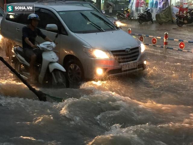 [ẢNH] Triều cường dâng cao, Sài Gòn biến thành biển nước - Ảnh 6.