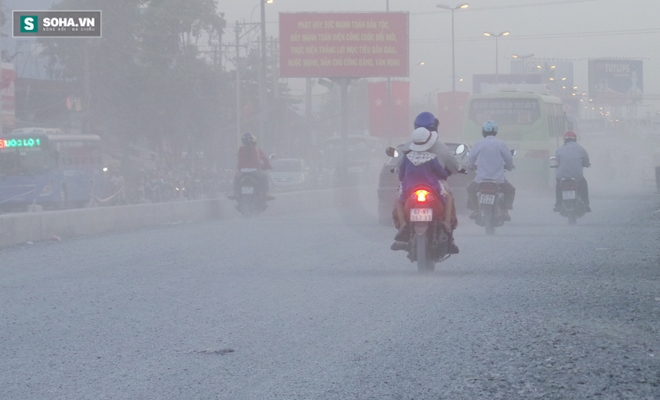 Người dân ngộp thở trong bão bụi tại cửa ngõ phía Tây Sài Gòn - Ảnh 2.