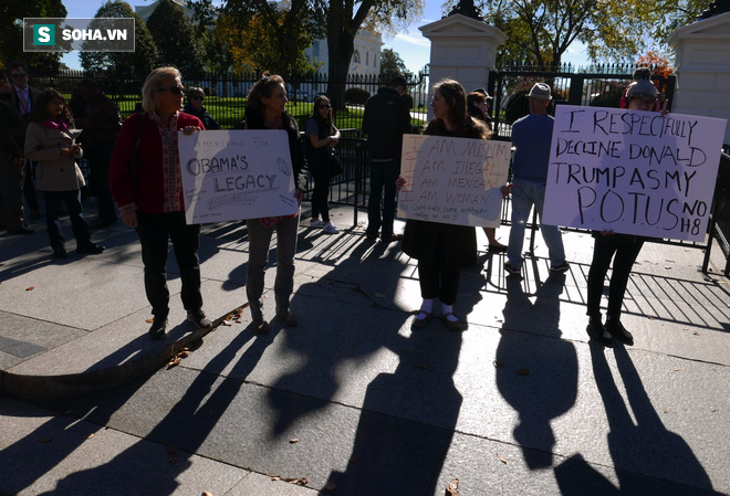 [CHÙM ẢNH] Từ Washington DC: Bên ngoài Nhà Trắng, dân Mỹ tụ tập phản đối Tổng thống Trump - Ảnh 6.