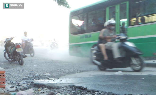 Người dân ngộp thở trong bão bụi tại cửa ngõ phía Tây Sài Gòn - Ảnh 5.