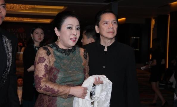 Những sao nam đình đám vẫn chung tình dù vợ xấu - Ảnh 8. Những sao nam đình đám vẫn chung tình dù vợ xấu - Ảnh 8.