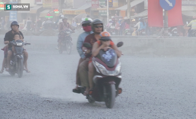 Người dân ngộp thở trong bão bụi tại cửa ngõ phía Tây Sài Gòn - Ảnh 9.