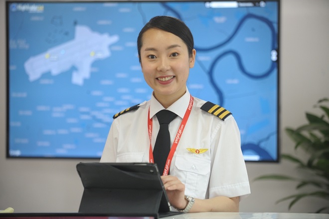 Bay cùng nữ phi công Hàn Quốc xinh đẹp của Vietjet - Ảnh 1.