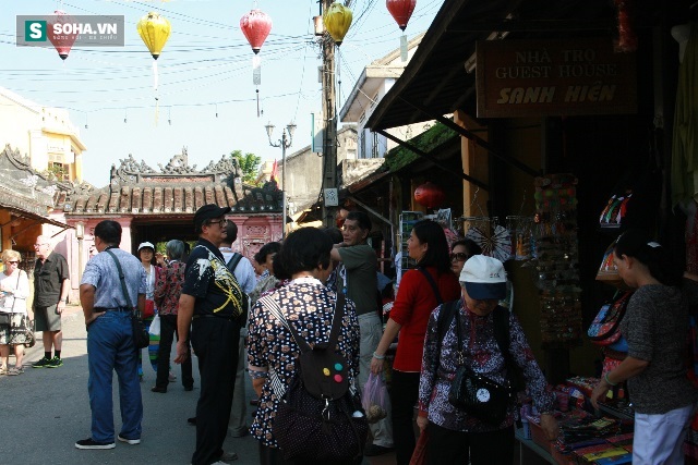 Bán hàng cho du khách Trung Quốc rất sướng - Ảnh 2.