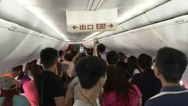 Nhân viên sân bay bị hành khách tấn công vì lý do không tưởng - Ảnh 2.