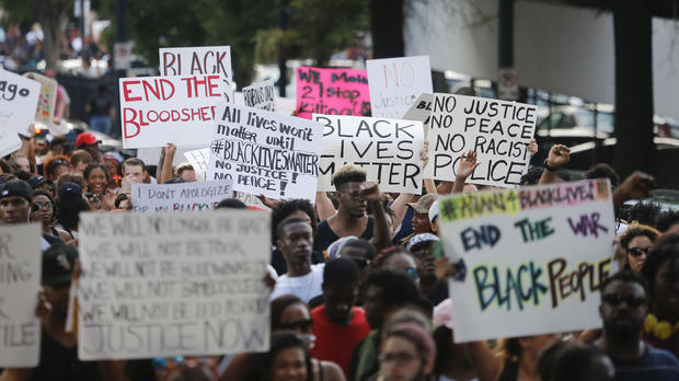 Biểu tình trên khắp nước Mỹ phản đối cảnh sát bắn người da đen - Ảnh 2.