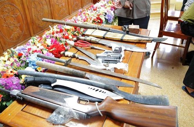 40 cảnh sát hoá trang bắt hàng chục con bạc dùng vũ khí nóng - Ảnh 2.