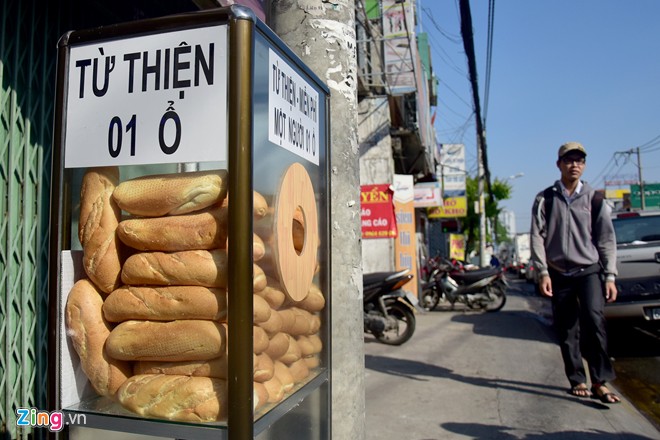 Tấm biển của bà cụ khiến người đi đường Hà Nội ngoái đầu lại   - Ảnh 4.