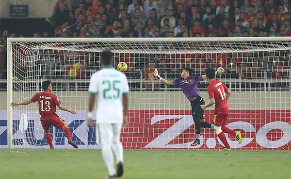 Đình Đồng phá bóng về lưới nhà, Việt Nam tặng vé vào chung kết cho Indonesia