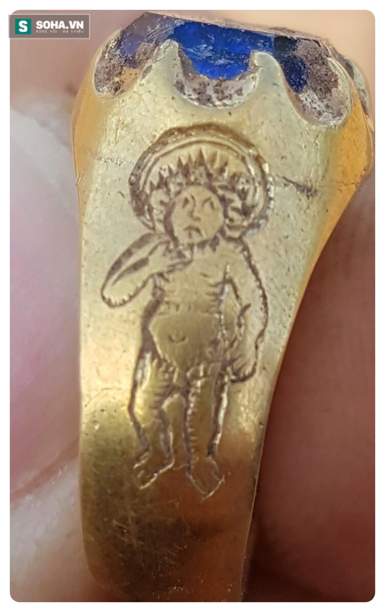 A treasure hunter suddenly found an antique ring worth $90,000 near the Robin Hood forest - Photo 2.