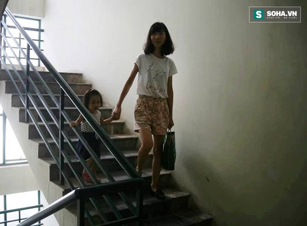 Hà Nội: Hoảng hốt vì bị giam hơn 2 tiếng trong thang máy kẹt - Ảnh 1.