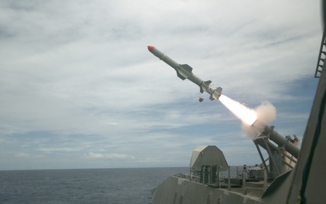 Chiến hạm Mỹ lần đầu bắn tên lửa thành công nhưng... hụt mục tiêu - Ảnh 2.