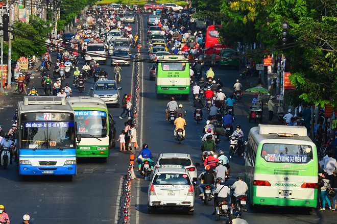 Ngồi trên xe bus muốn táng xe máy - Ảnh 2.