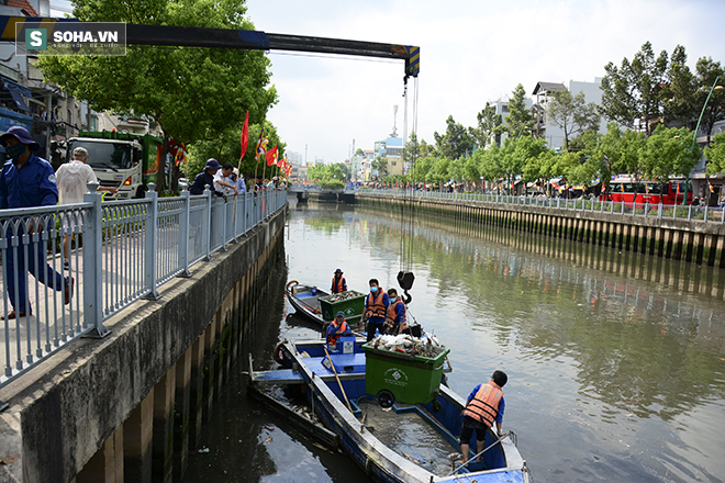 Ảnh thu gom gần 70 tấn cá chết ở kênh Nhiêu Lộc - Thị Nghè - Ảnh 4.