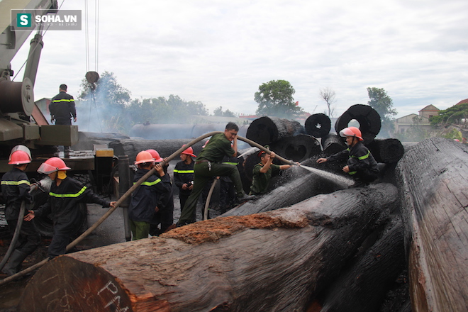 Hàng trăm cây gỗ samu quý bất ngờ cháy thành than ở bãi tập kết - Ảnh 7.