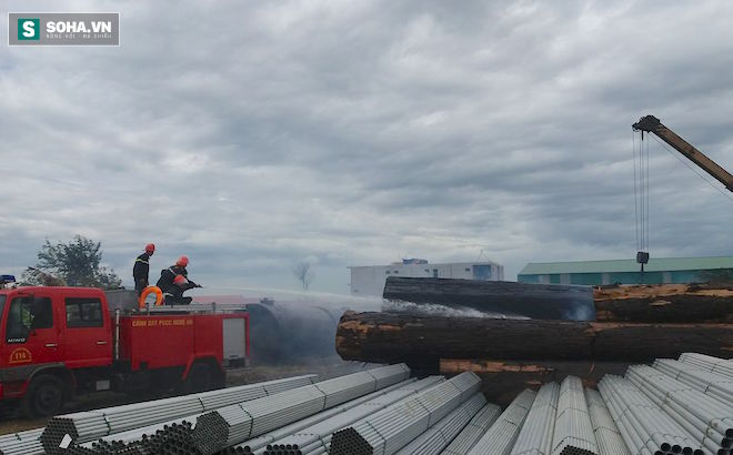 Hàng trăm cây gỗ samu quý bất ngờ cháy thành than ở bãi tập kết - Ảnh 3.
