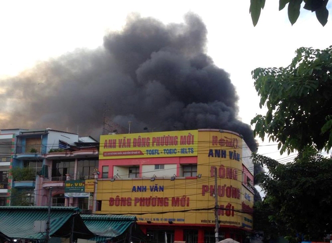Hiện trường vụ cây xăng cháy lớn, nổ như bom ở Sài Gòn - Ảnh 2.