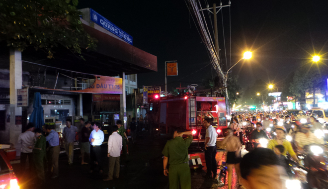 Hiện trường vụ cây xăng cháy lớn, nổ như bom ở Sài Gòn - Ảnh 12.
