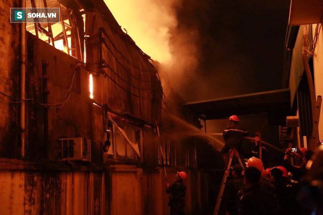 Hà Nội: Kho hàng trong khu công nghiệp La Phù đang bốc cháy dữ dội - Ảnh 3.