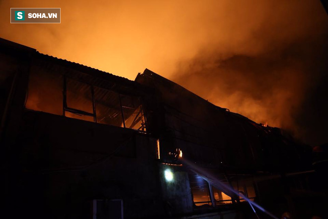 Hà Nội: Kho hàng trong khu công nghiệp La Phù đang bốc cháy dữ dội - Ảnh 4.