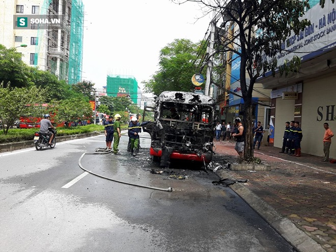 Hà Nội: Xe buýt đang di chuyển bất ngờ phát nổ rồi cháy trơ khung - Ảnh 2.